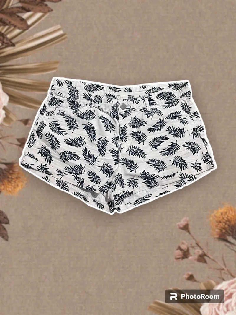 H&M Streetwear Casual Short Wanita white photo 1