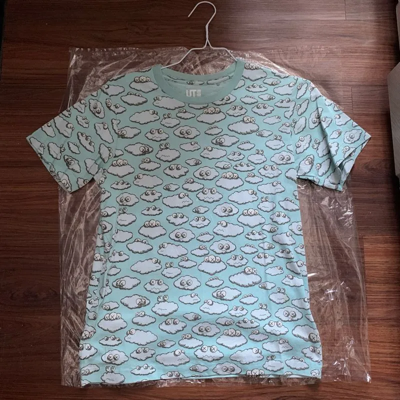 Kaos Uniqlo x KAWS All Over Clouds Original - Rare Item! photo 1