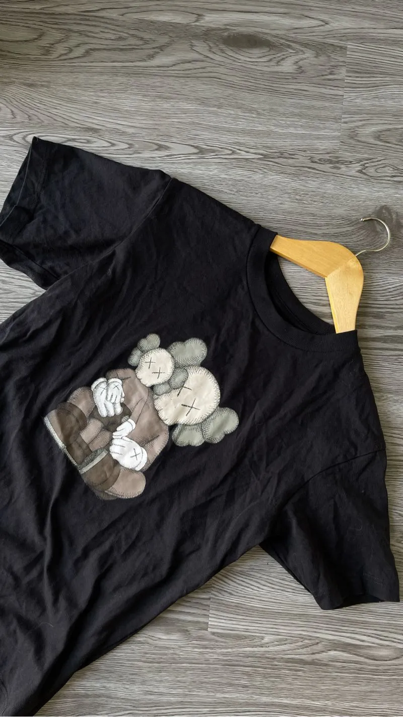 Uniqlo x kaws  photo 1