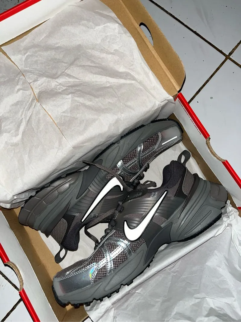 NIKE V2K RUN photo 1