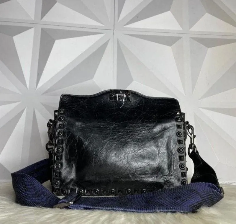 Valentino Garavani Rolling Rockstud Sling bag hitam photo 1