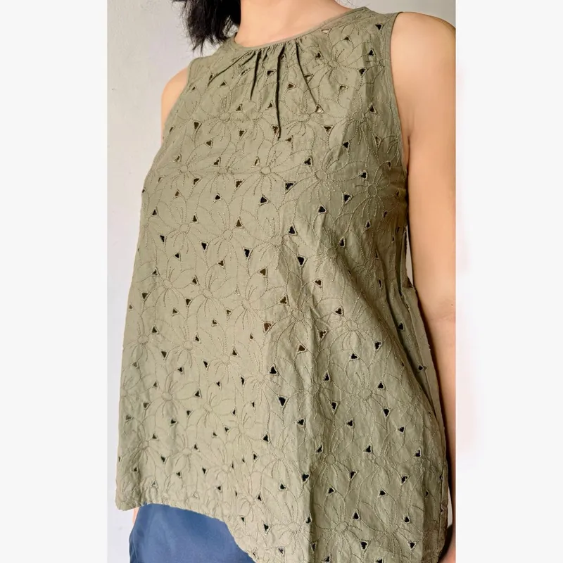 Uniqlo Minimalist Casual Blouse Wanita green gray photo 1