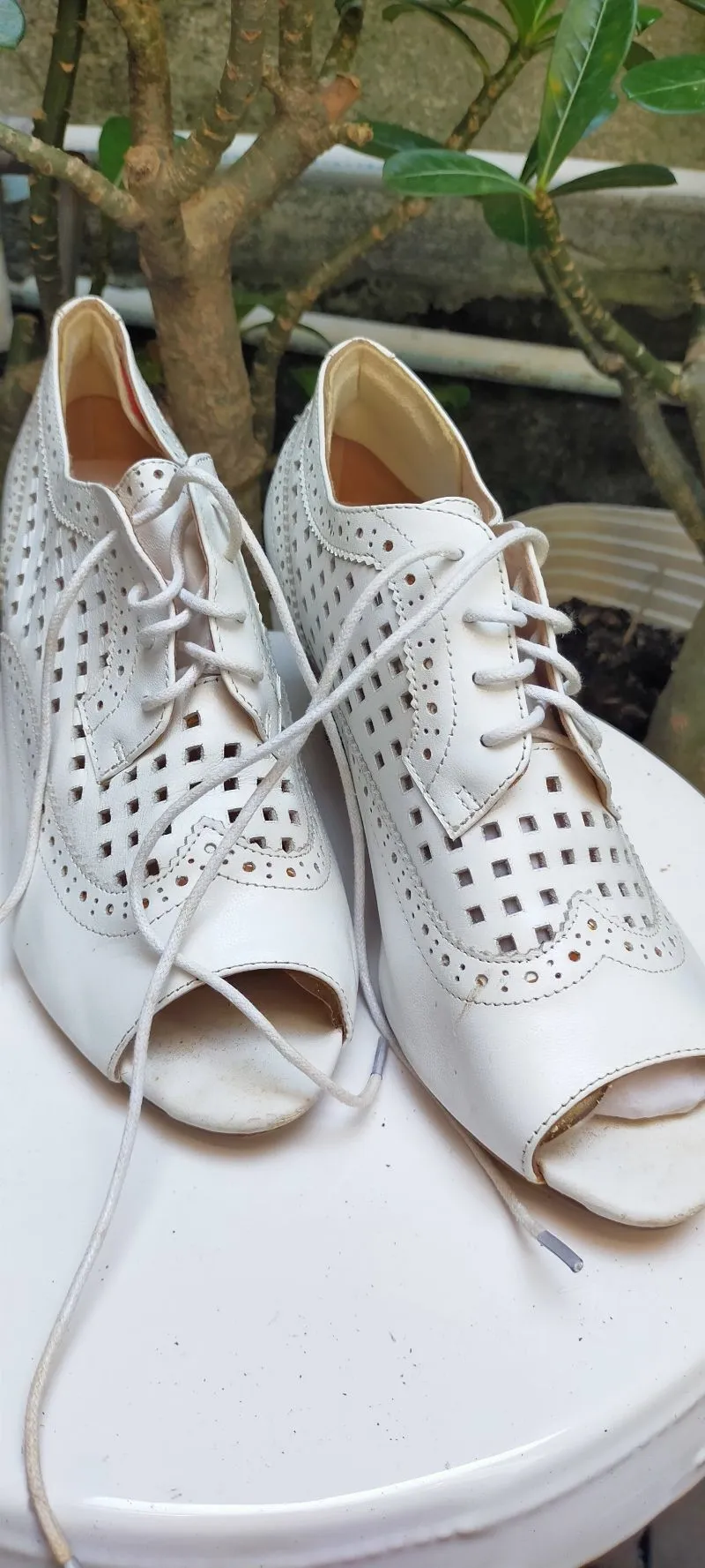 DOMO shoes warna putih kulit photo 1