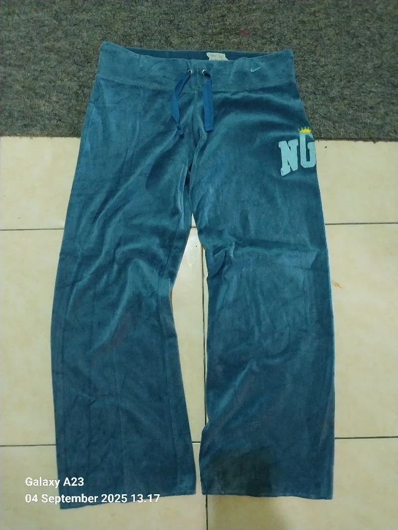 Celana olahraga wanita nike size 28-30 bhn fleece premium photo 1