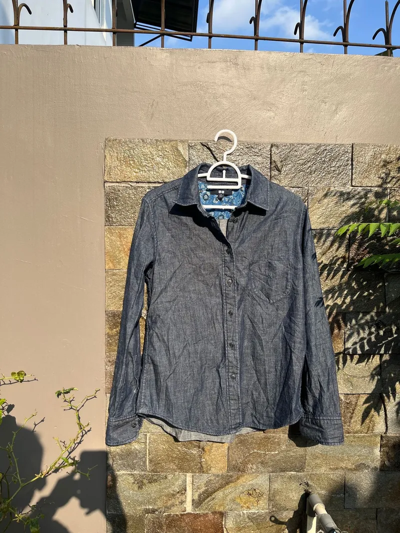 Uniqlo Minimalist T-shirt Wanita navy photo 1