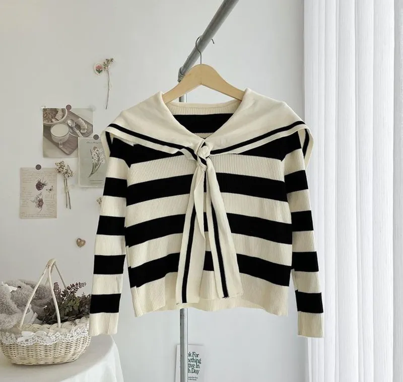 Minimalist Casual Wanita white black photo 1