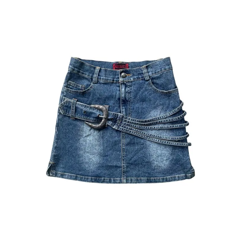 Luern Y2K belt on mini skirt photo 1