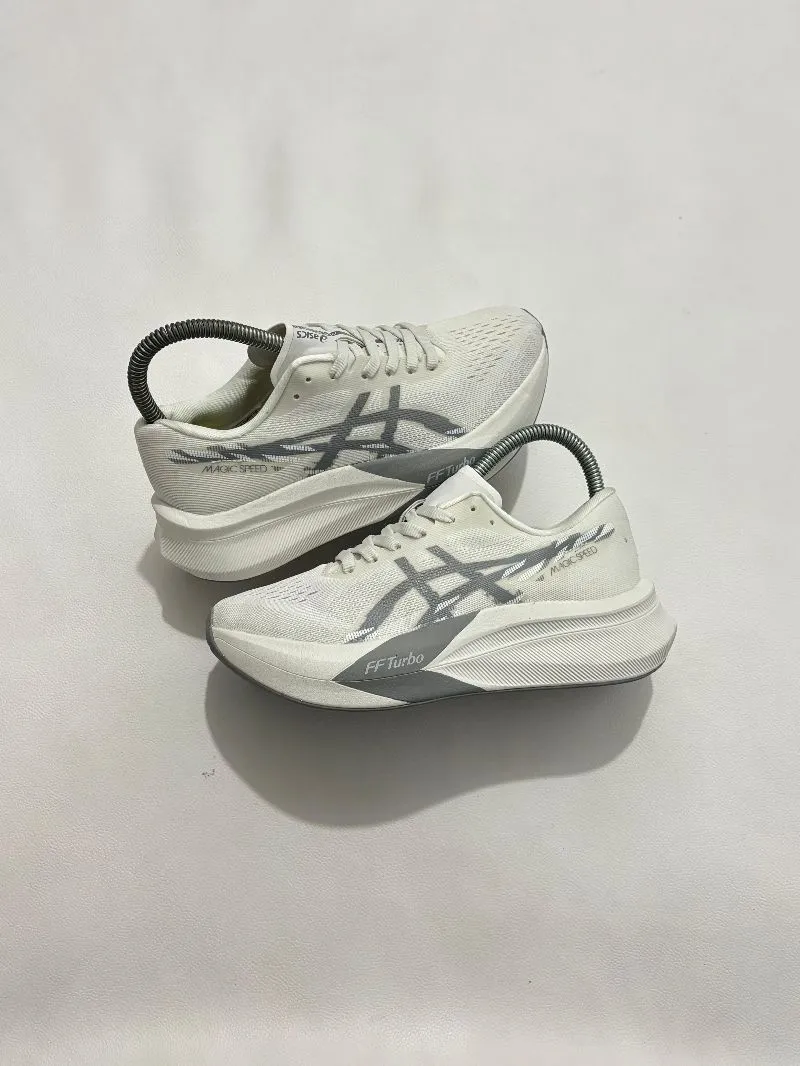 ASICS MAGIC SPEED photo 1