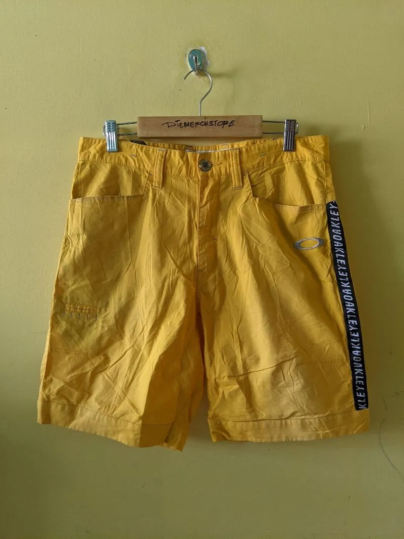 Oakley Men's Yellow Golfwear Tipped Spell Out Logo Shorts photo 1