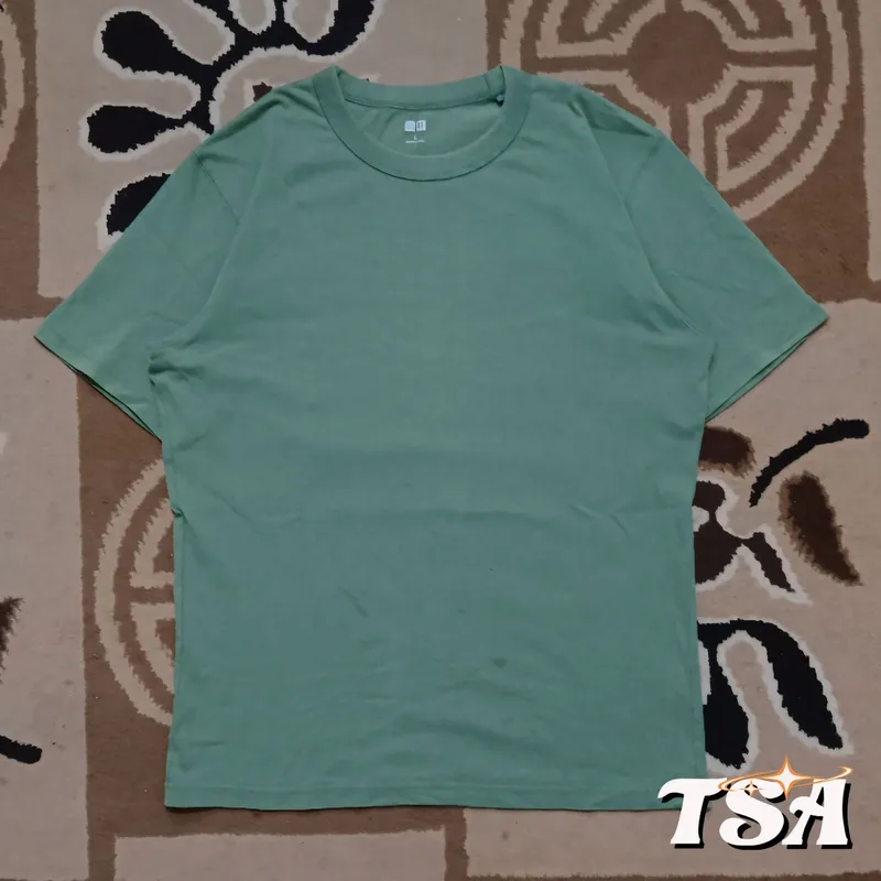 Uniqlo Minimalist T-shirt Pria green photo 1