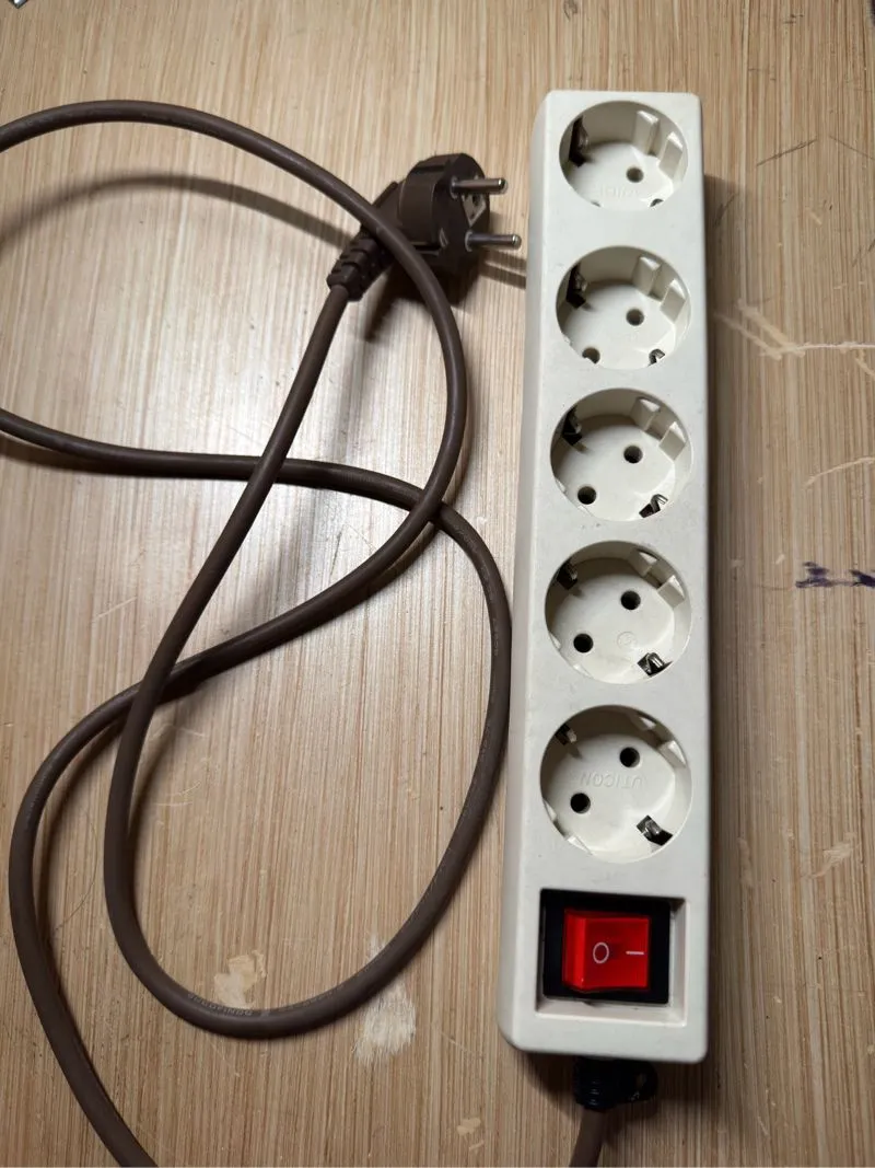 Uticon ST-1582 Colokan Stop Kontak 5 Lubang 2 Meter Versi Or photo 1