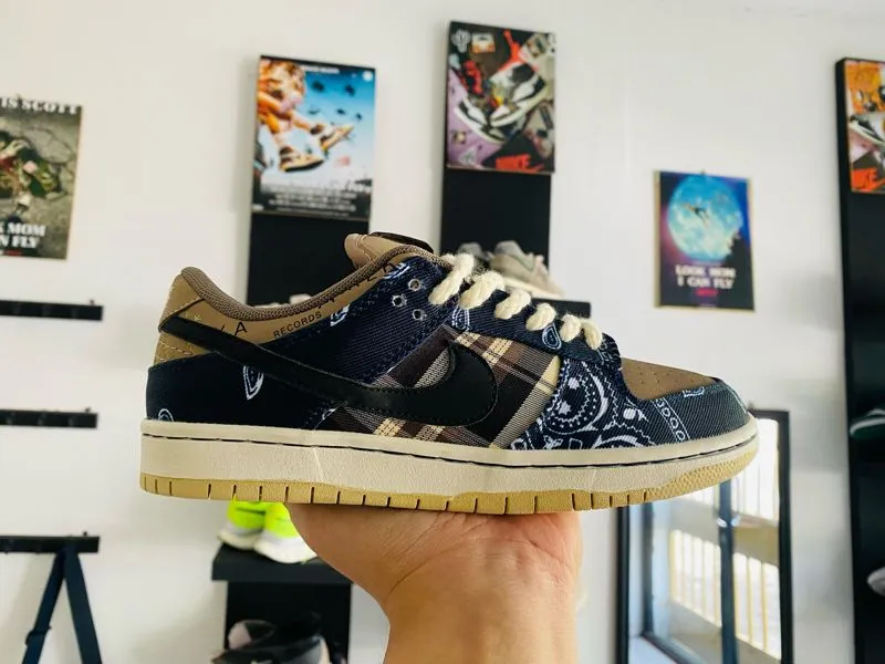 Travis Scott x Nike SB Dunk photo 1