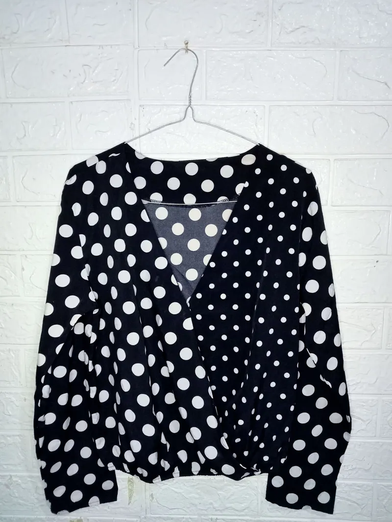 Minimalist Crop top Wanita white black photo 1