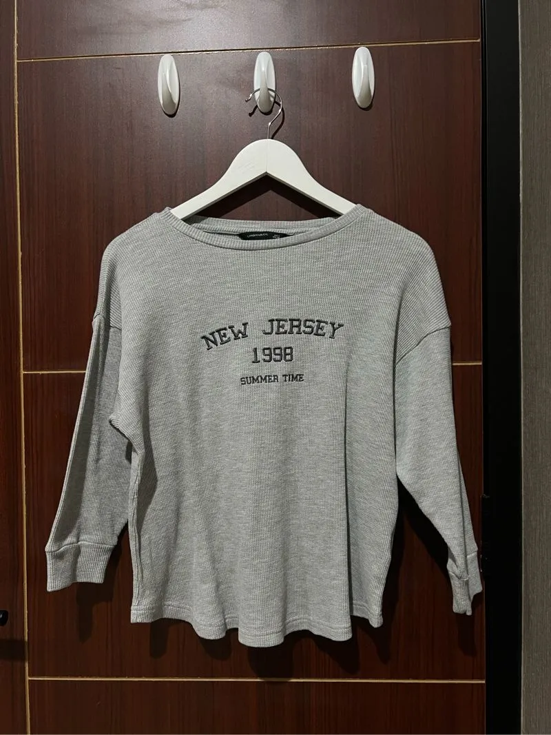 grey sweater urban&co photo 1