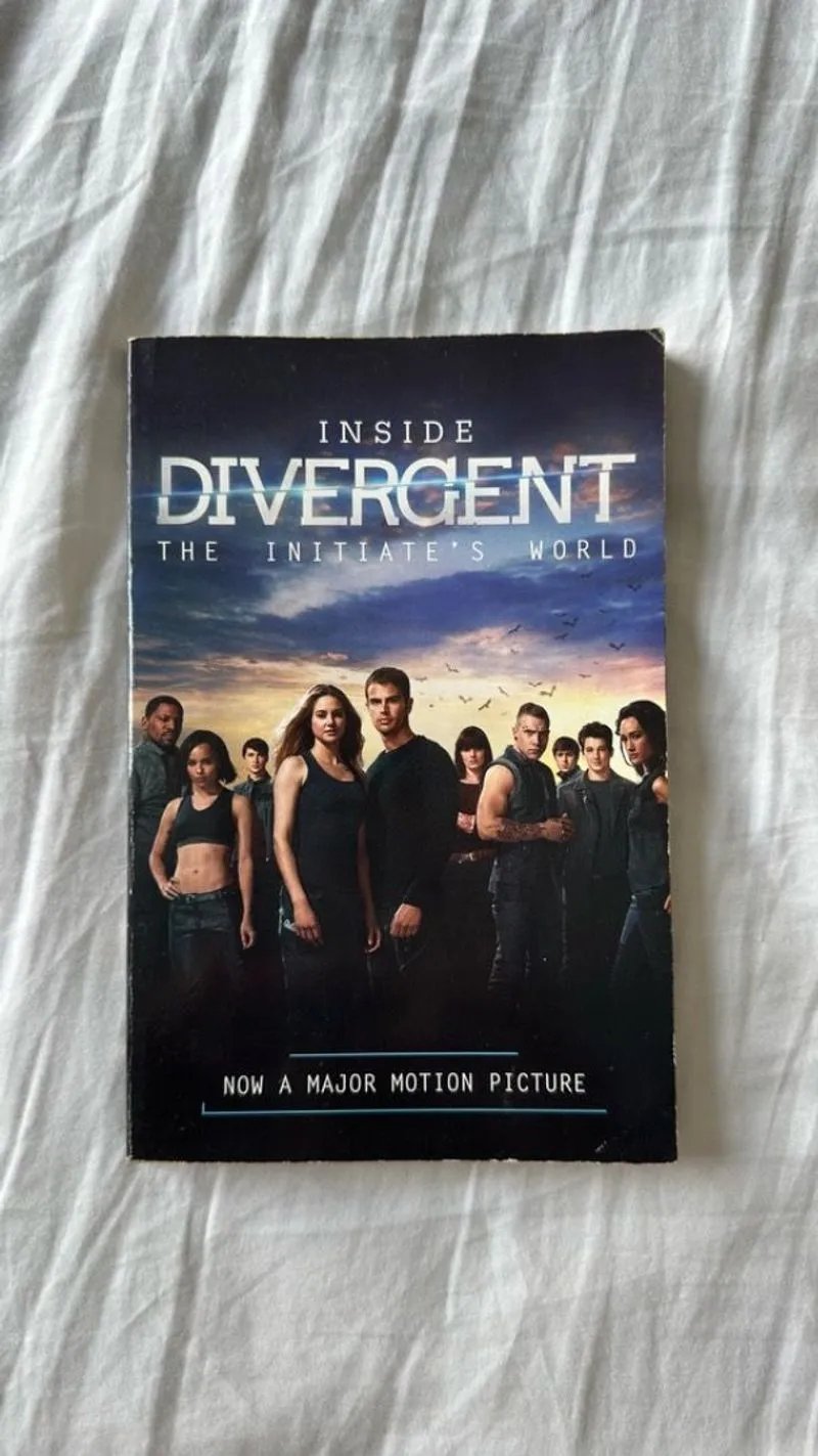 Buku INSIDE DIVERGENT THE INITIATE'S WORLD | photo 1