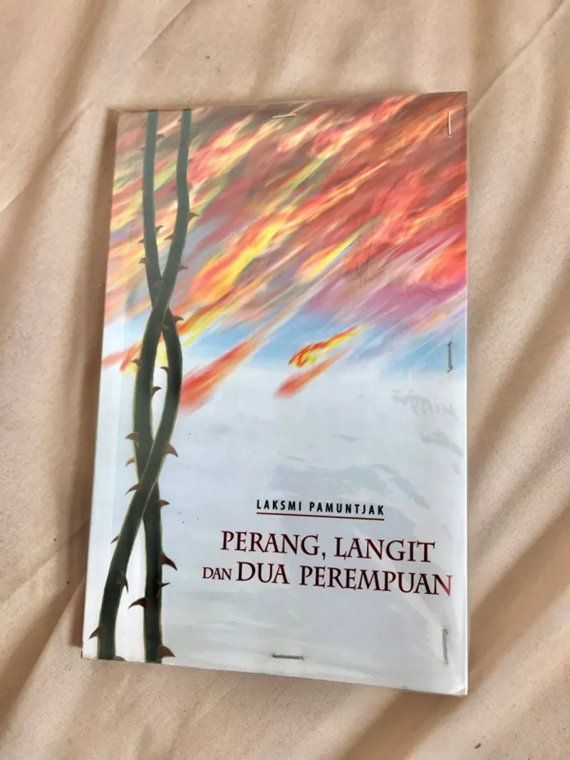 Perang, Langit dan Dua Perempuan - Laksmi Pamuntjak photo 1