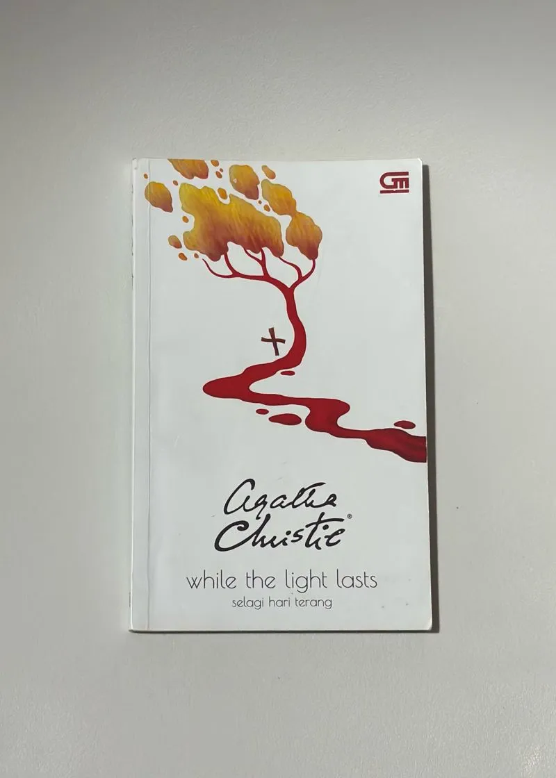 buku while the light lasts - agatha christie photo 1