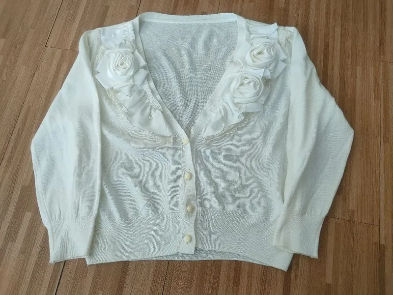Cute white cardigan Preloved