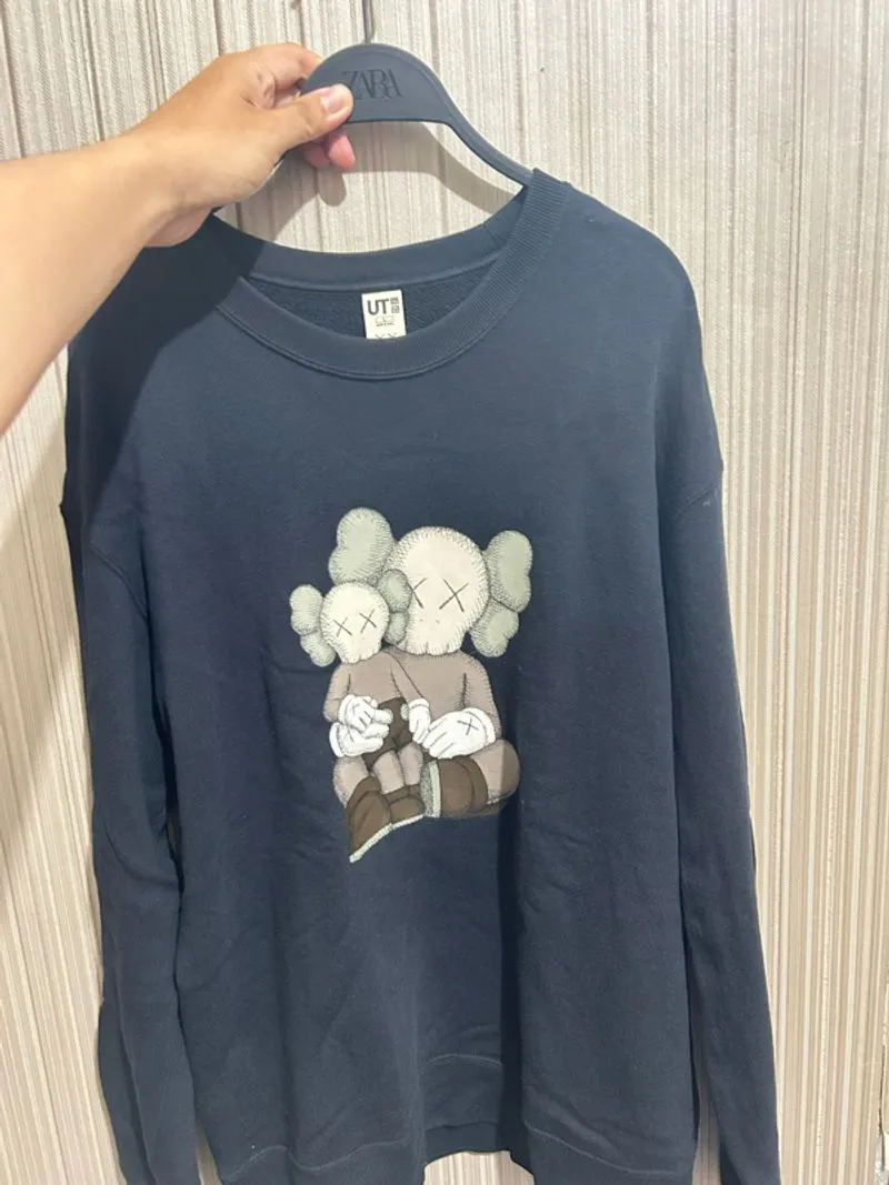 Sweater Uniqlo Kaws  photo 1