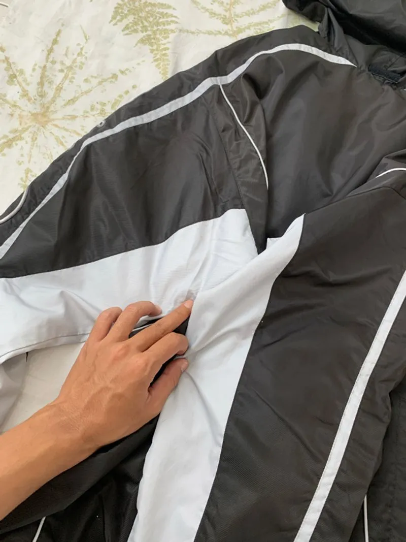 CHAMPION WINDBREAKER PARASUT JACKET TAPPED Preloved