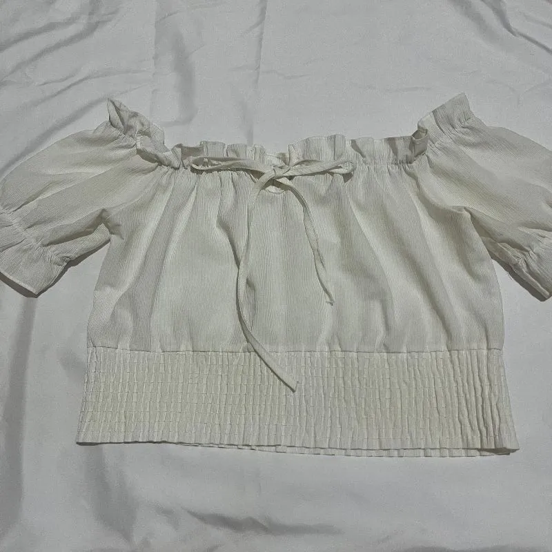 White off-shoulder sabrina crop top putih pantai beach photo 1