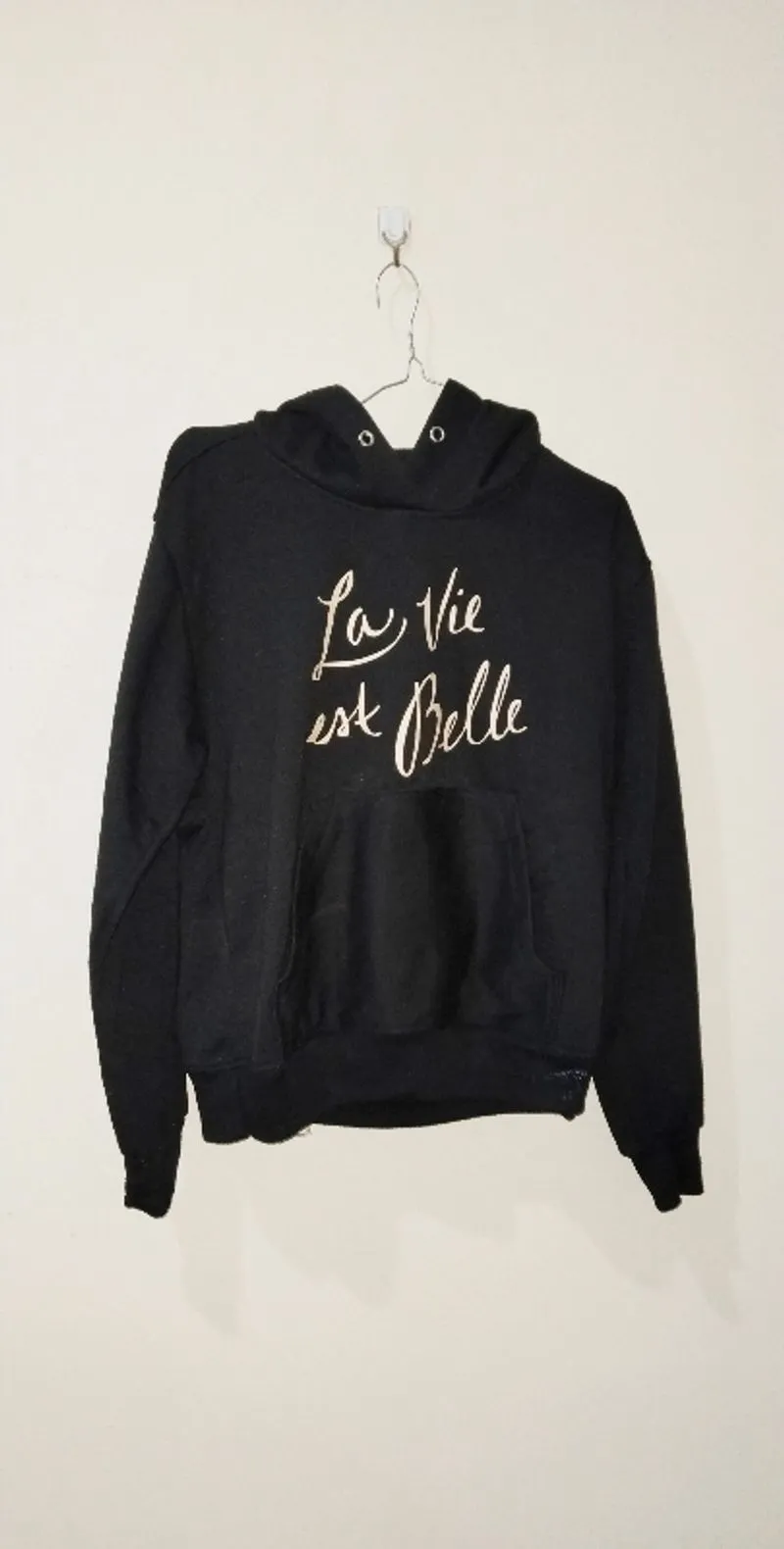 Black hoodie "la vie est belle" photo 1