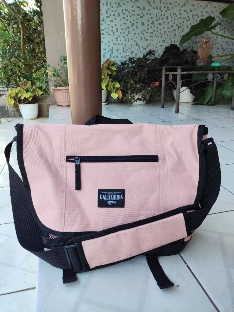 California W.H.O Messenger bags  photo 1