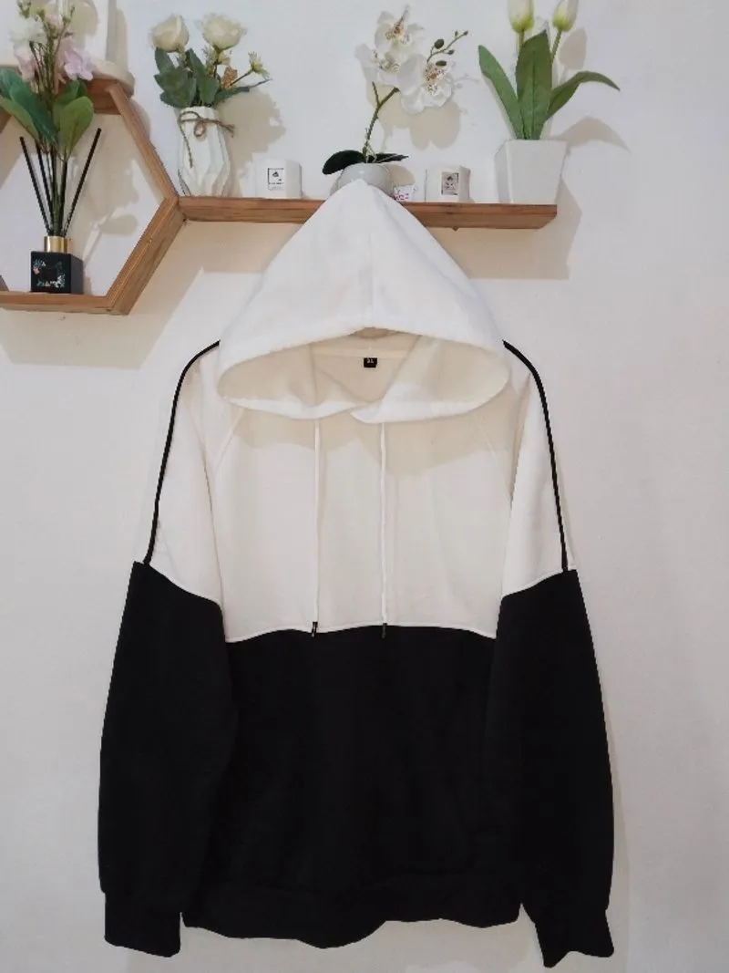 Hoodie Black & White photo 1