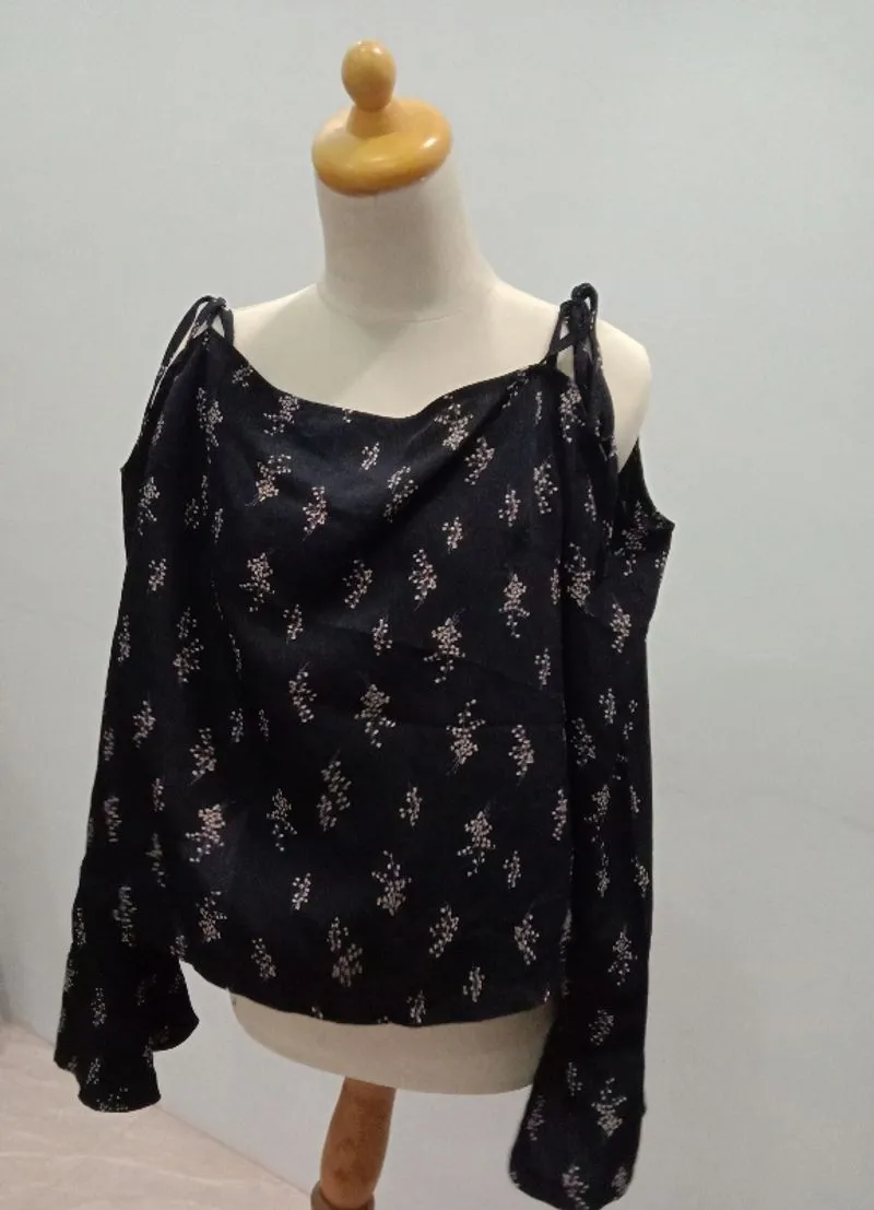 Zalora Blouse Model Sabrina Preloved  photo 1