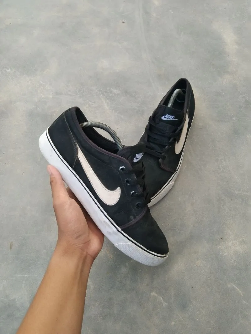 Nike toki low authentic  photo 1