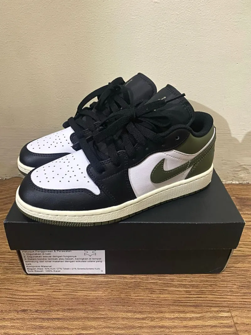 Nike Air Jordan 1 Low GS photo 1