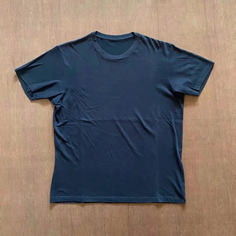 Uniqlo Minimalist Casual T-shirt Pria black gray photo 1