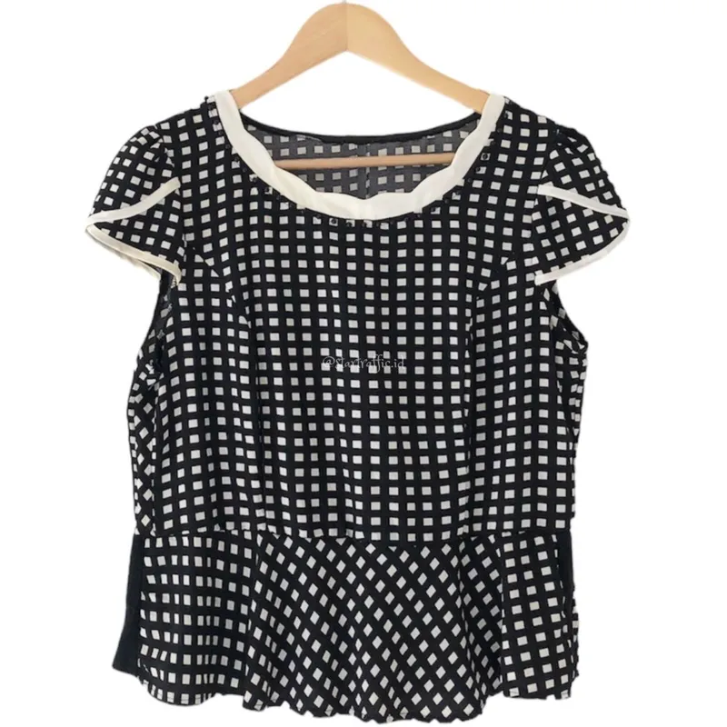 Minimalist Casual Blouse Wanita white black photo 1