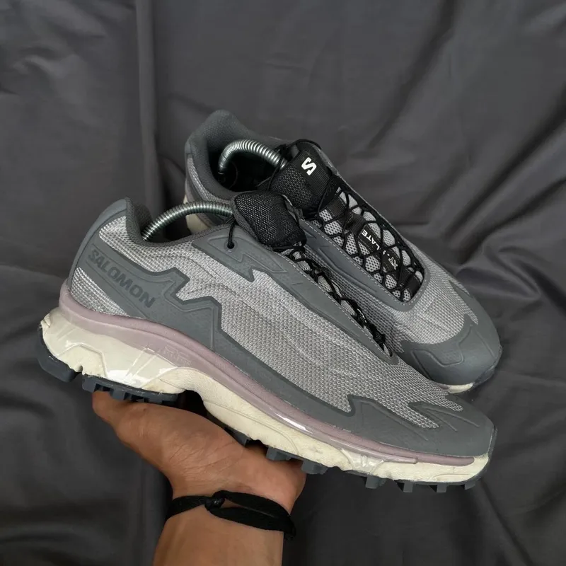 Salomon Gorpcore Casual Sneakers Pria gray photo 1