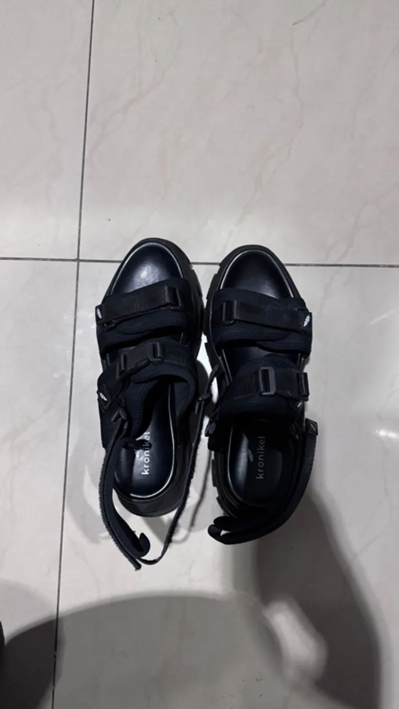 Preloved KRONIKEL Sandal Tinggi Black photo 1