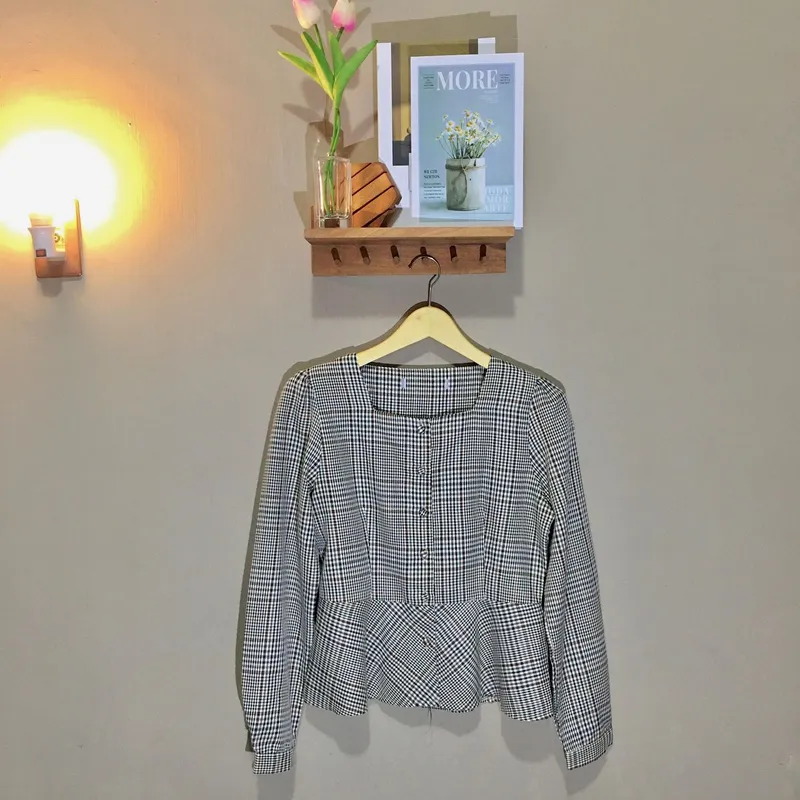 Minimalist Casual Shirt Wanita tan brown photo 1