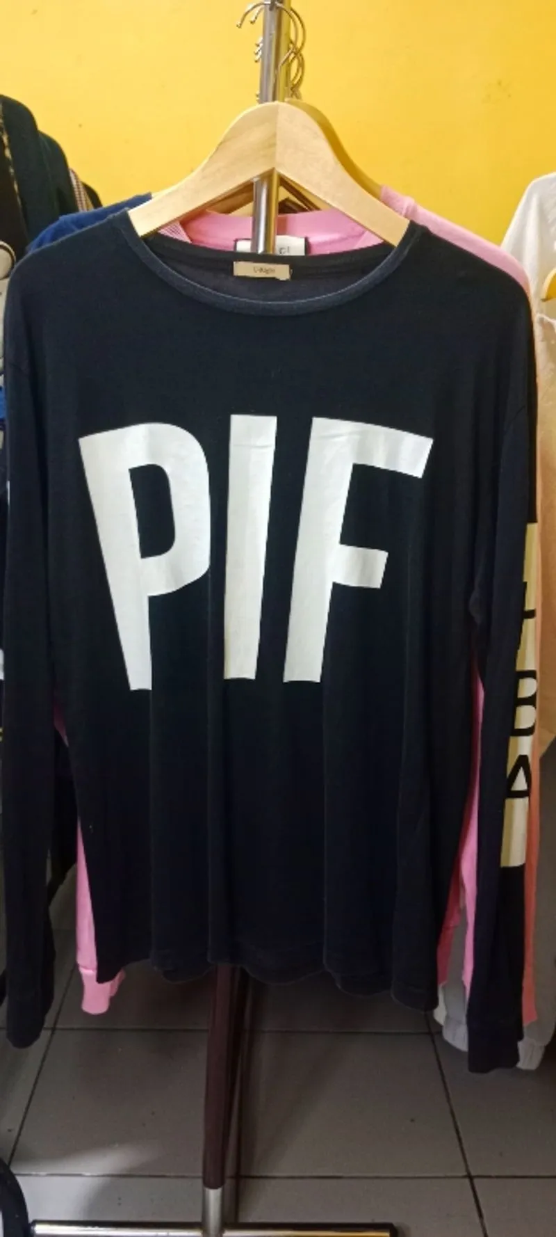Kaos U right photo 1