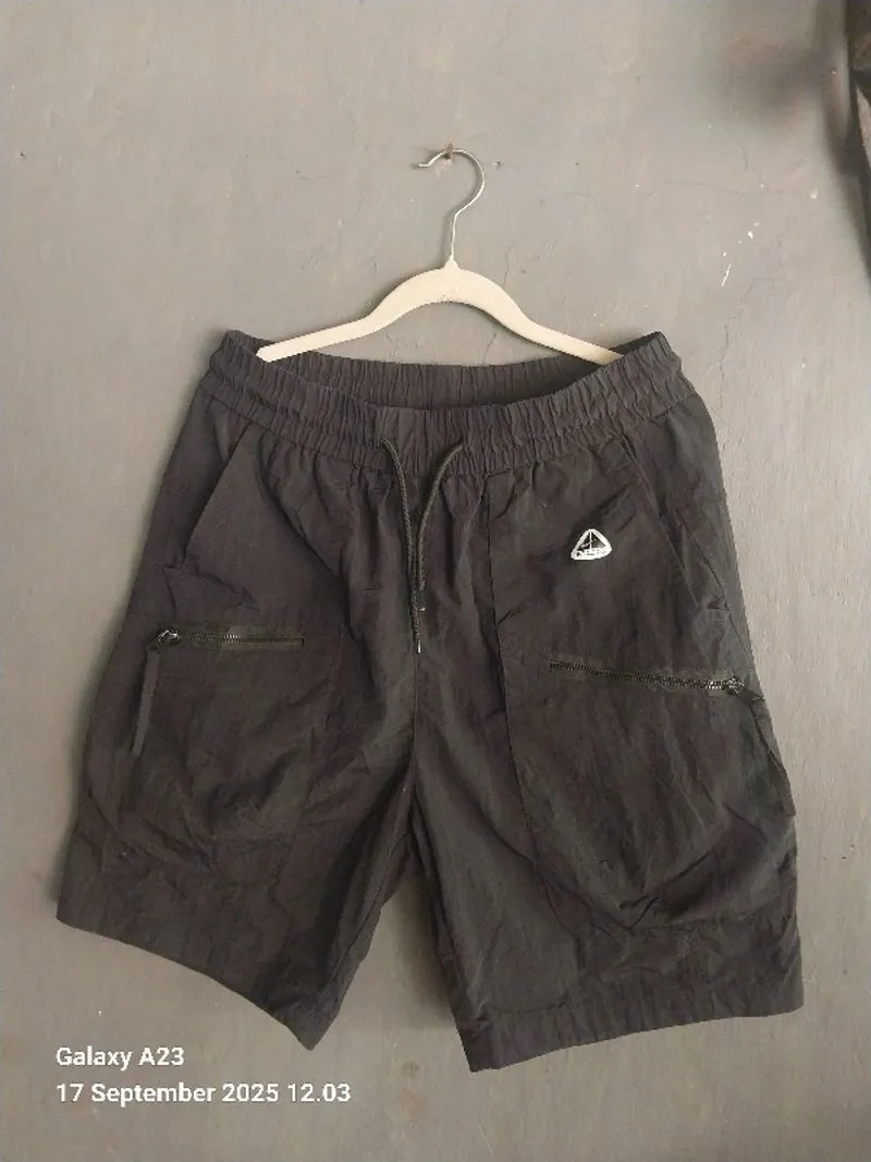 Celana pendek outdor nike ACG hitam pekat photo 1