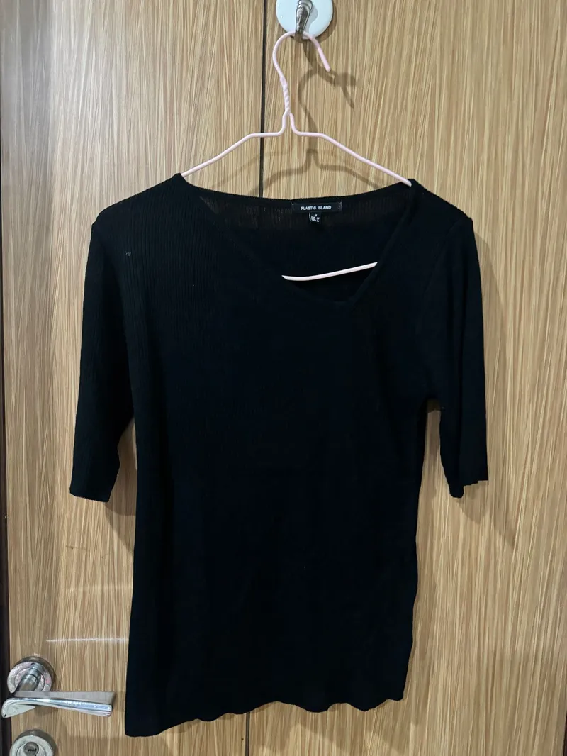 Minimalist Casual T-shirt Wanita black photo 1