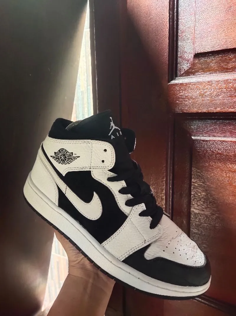 Nike Jordan 1Mid White Black unisex  photo 1