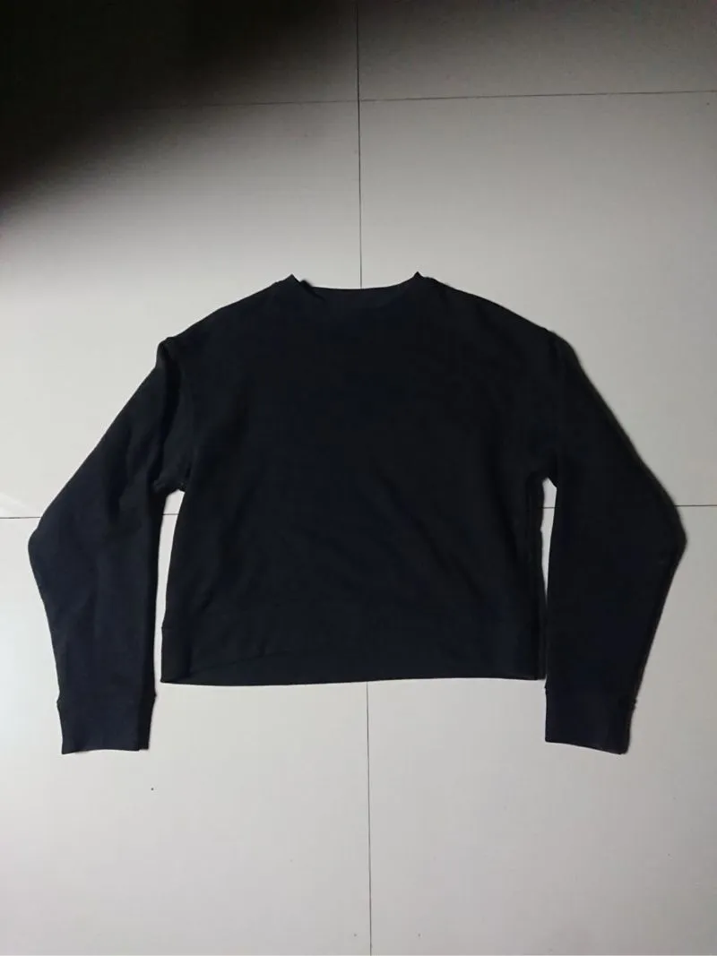 Uniqlo hitam crewneck photo 1