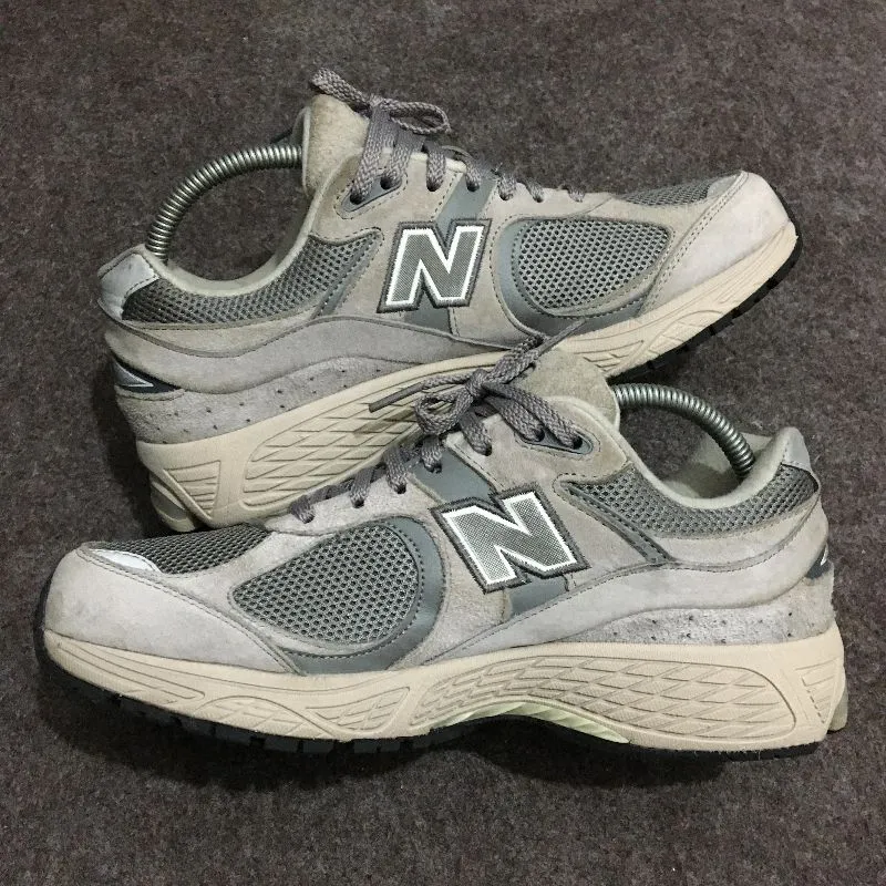 NEW BALANCE 2002R photo 1