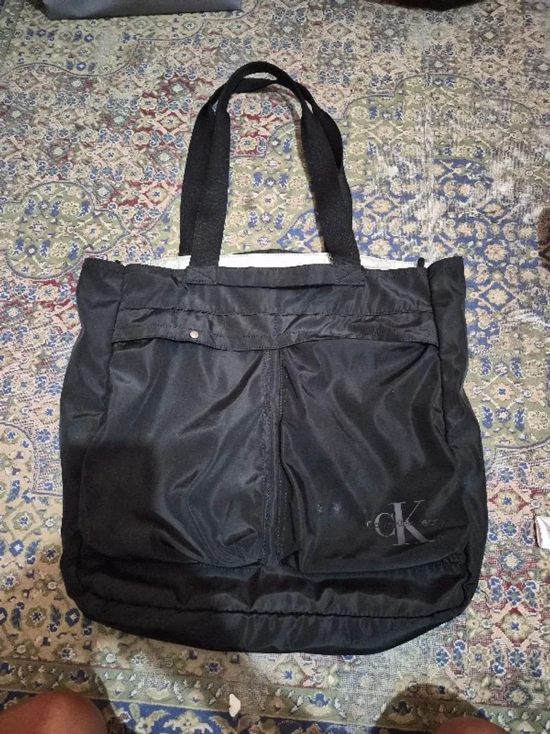 Calvin Klein Jeans Reversible Tote Bag – Hitam / Silver (Pre photo 1