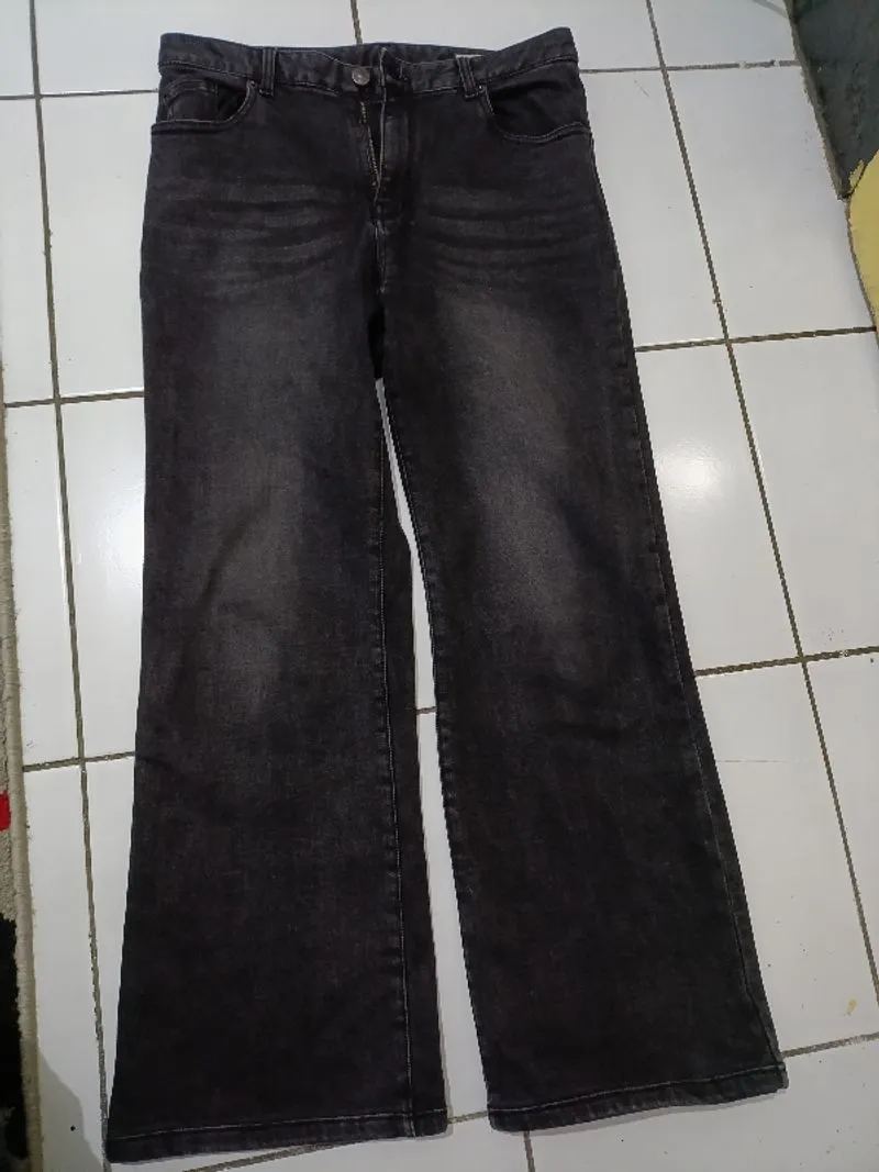 Flare Jeans Hitam photo 1