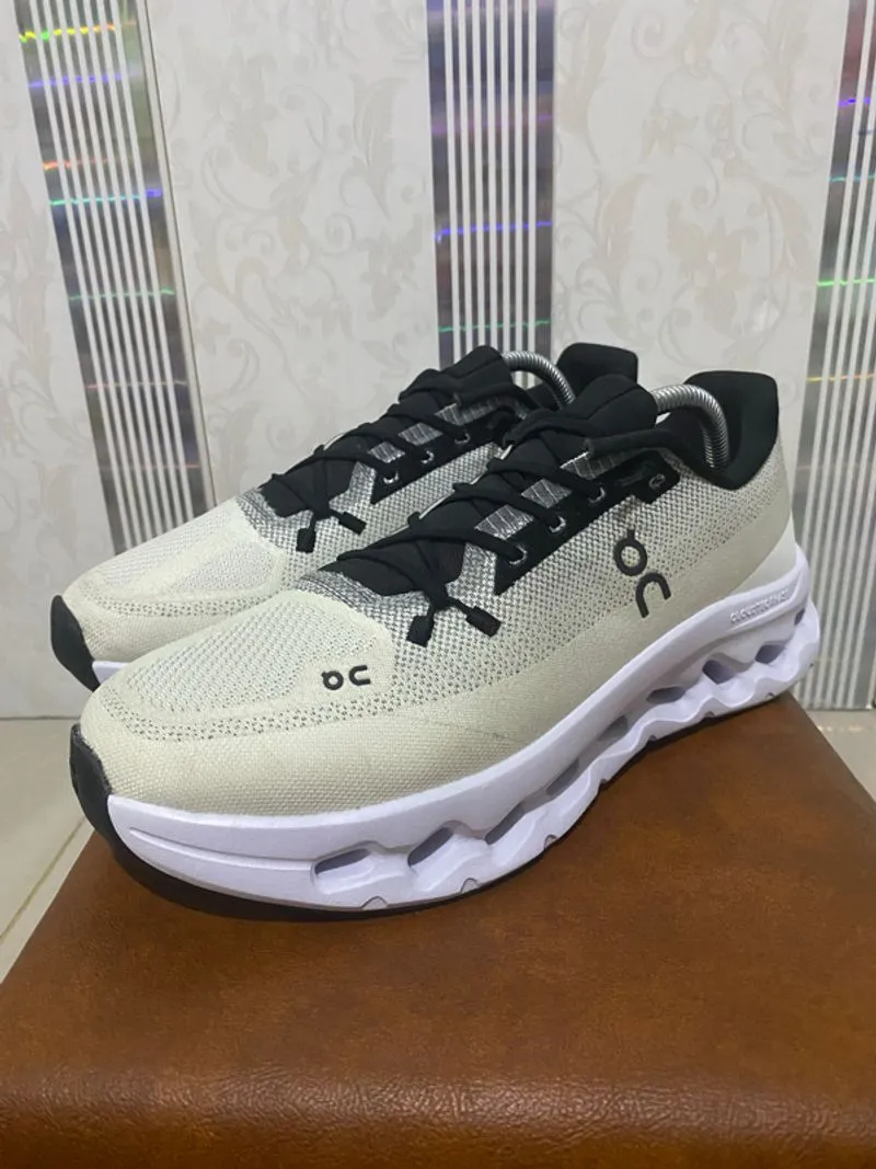 Sepatu Sport Casual Pria dan Wanita On Cloud White photo 1