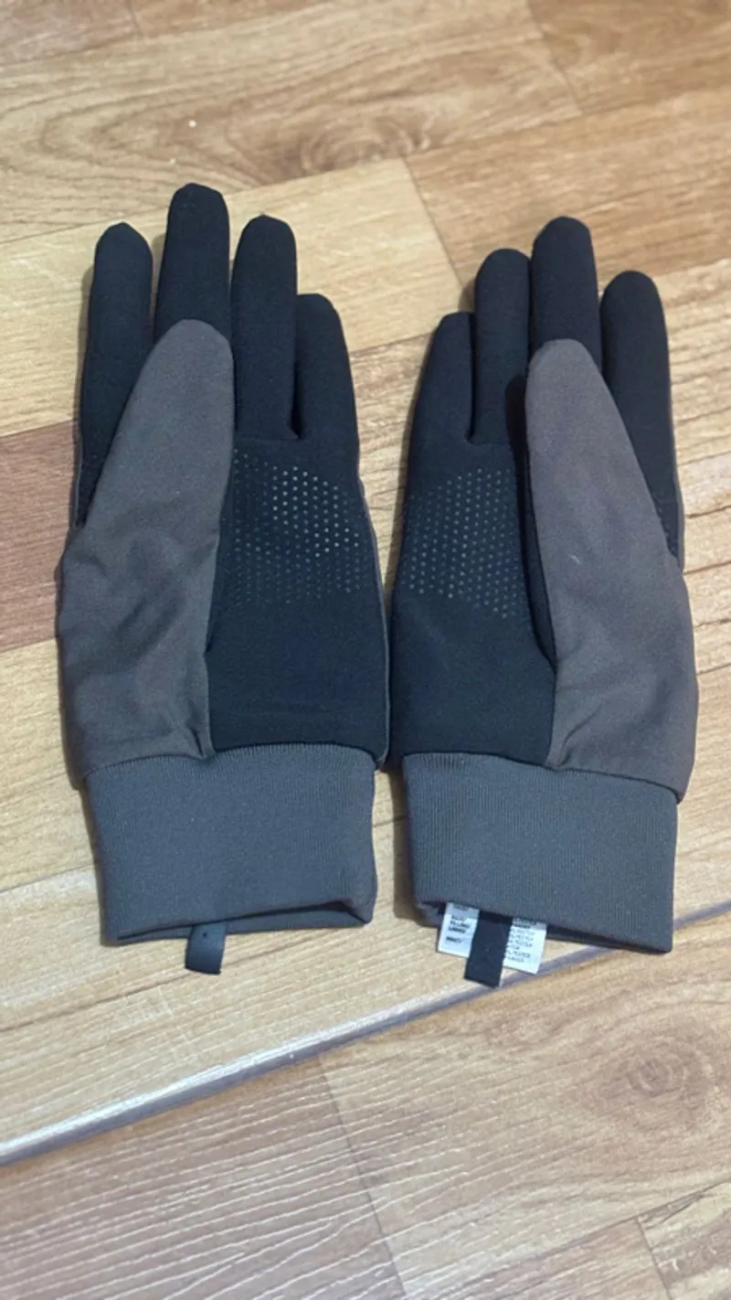 Uniqlo winter gloves photo 1