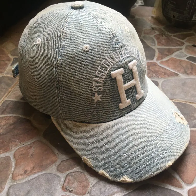 Monohon Beverly Hills denim inisial huruf H model ripped photo 1