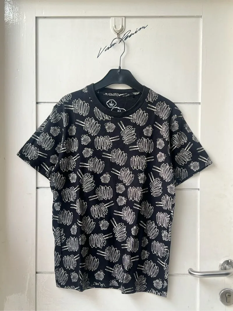 SALE!! Uniqlo Kaws x Peanuts T-shirt photo 1