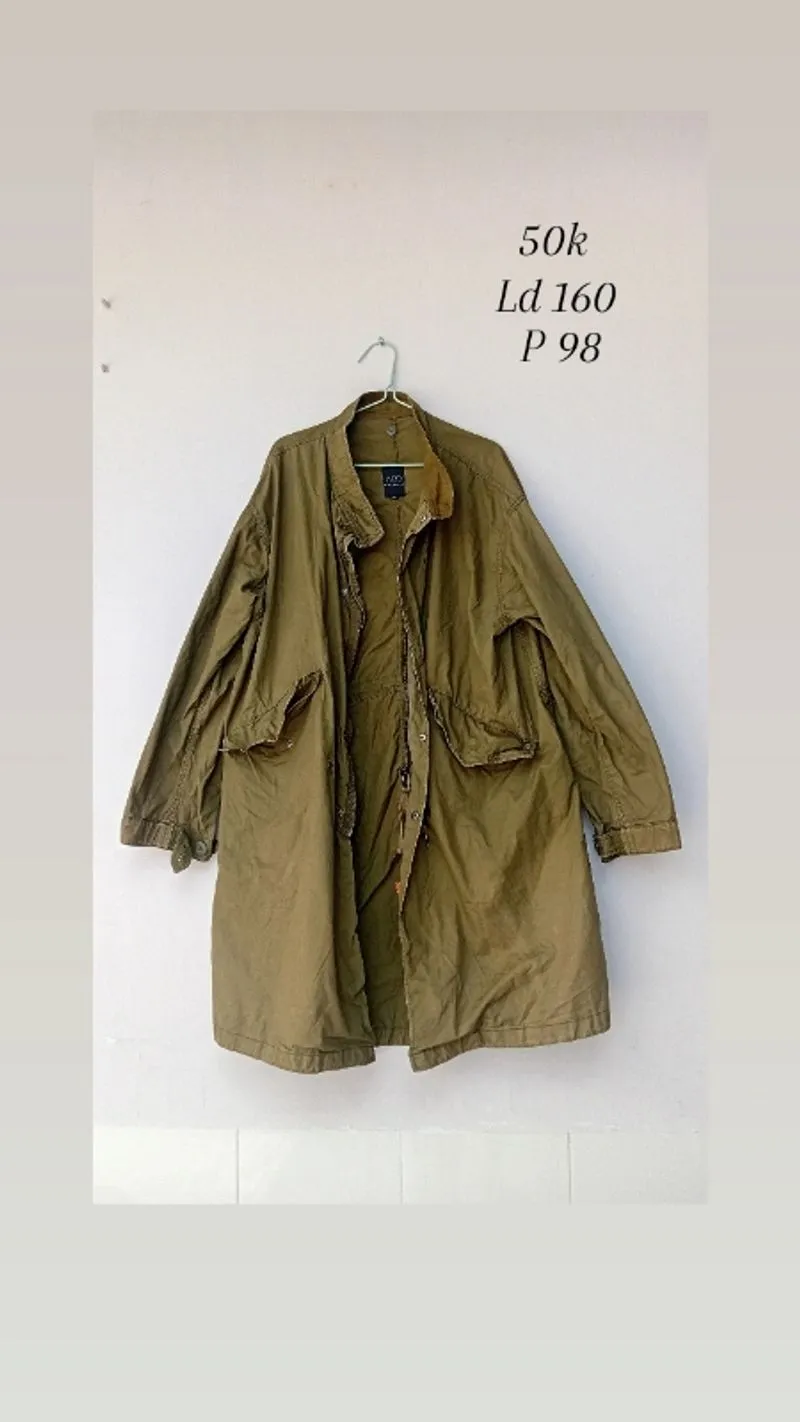  adalah jaket parka gaya militer berwarna hijau zaitun.  photo 1