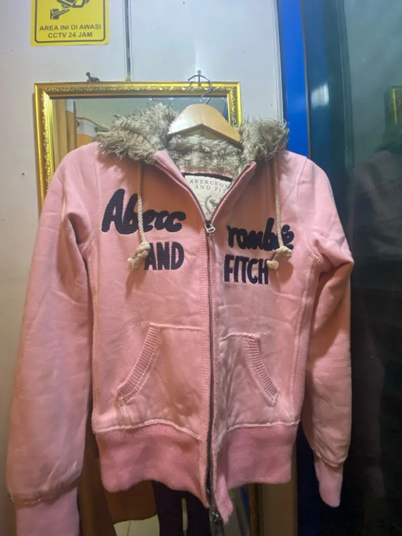 (BACA DESKRIPSI) Baby Pink Abercrombie fur zip up hoodie photo 1